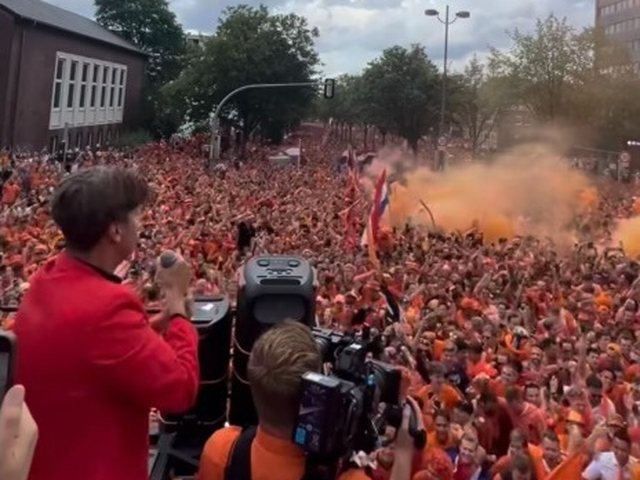 Een zee van oranje fans in de straat