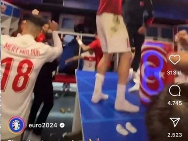 Spelers vieren feest in de kleedkamer, gedeeld door het account euro2024