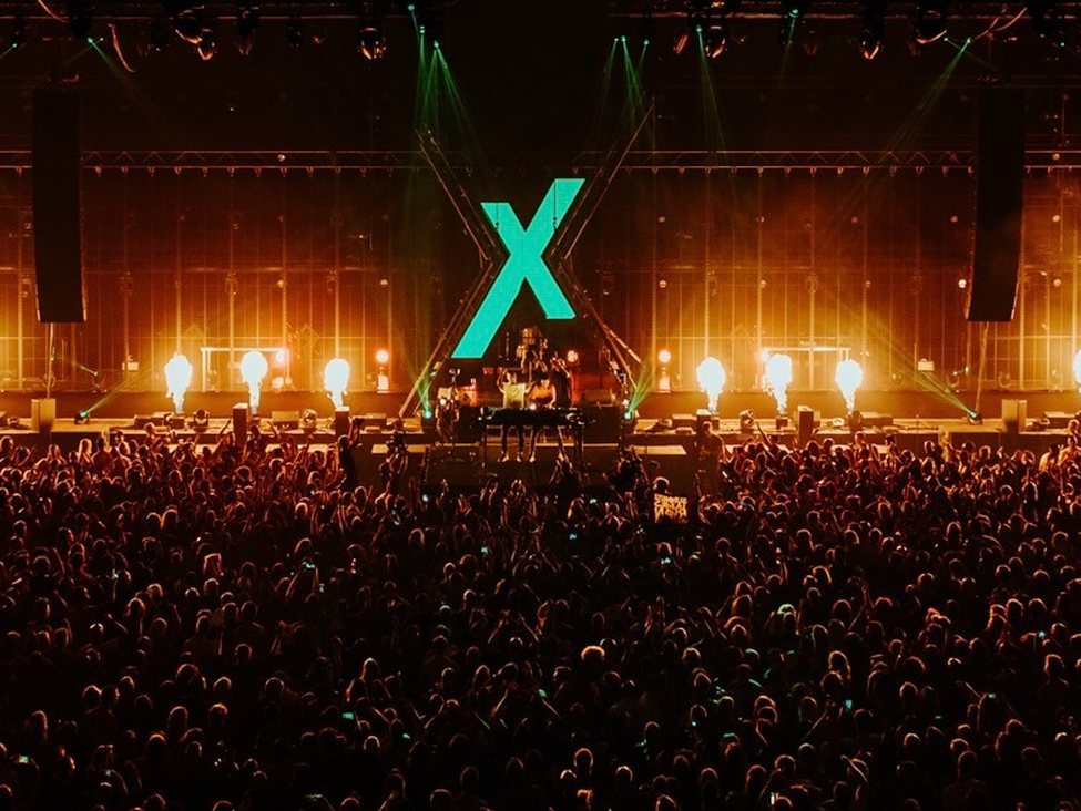 De zaal van Exposed met het X-logo boven het podium