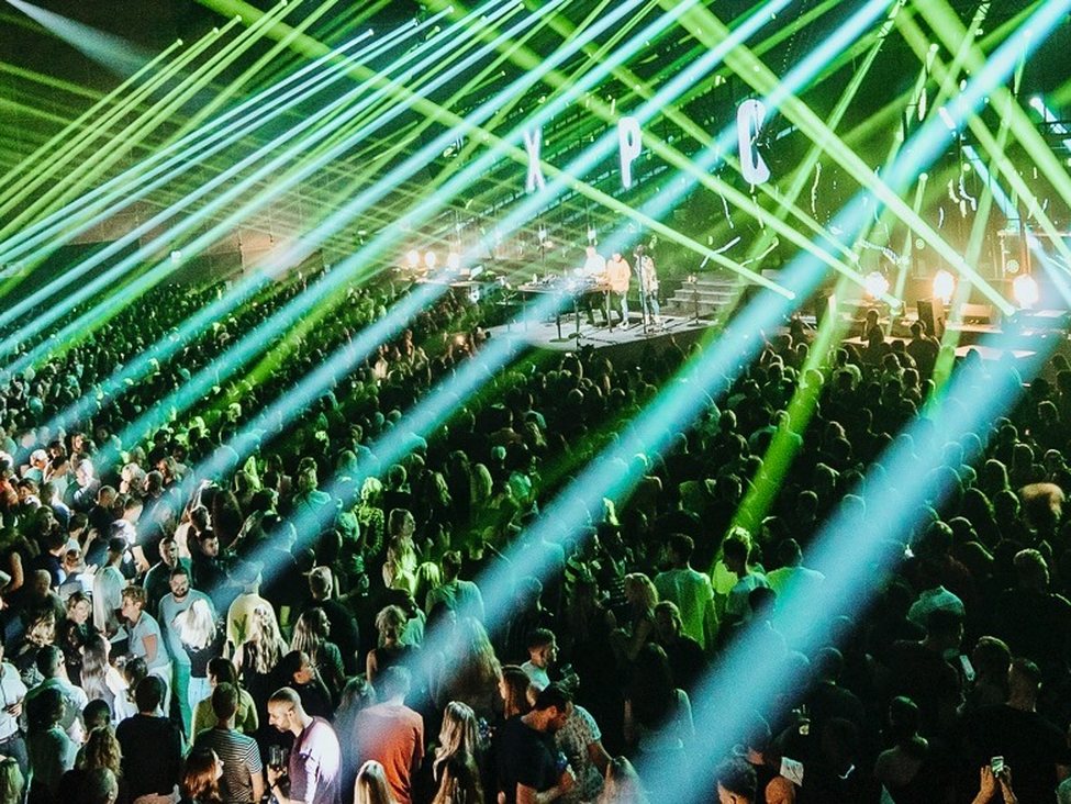 Groene lasers boven het publiek