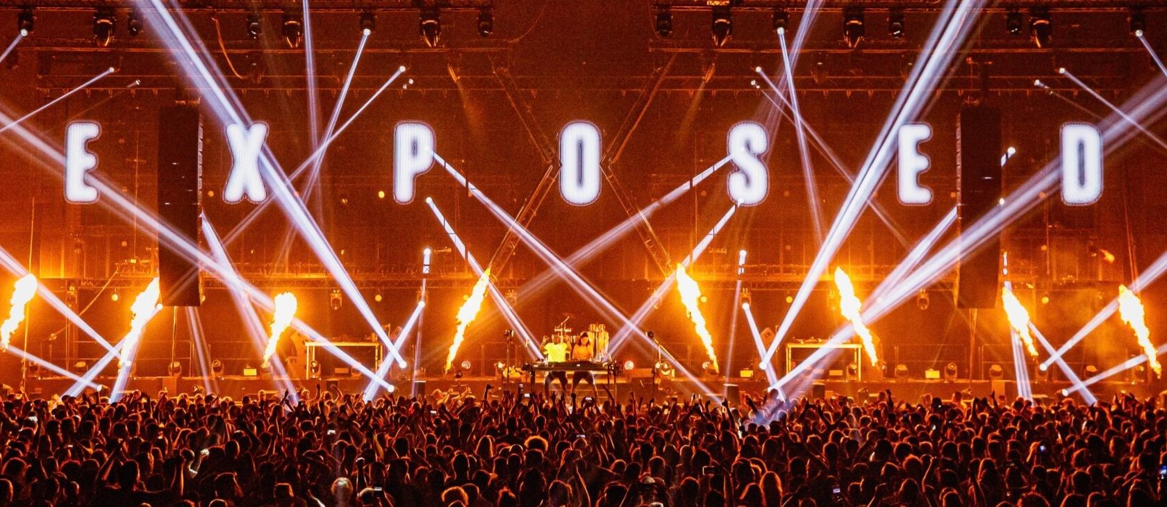 Het podium van Exposed met lichtletters, lasers en vlammen