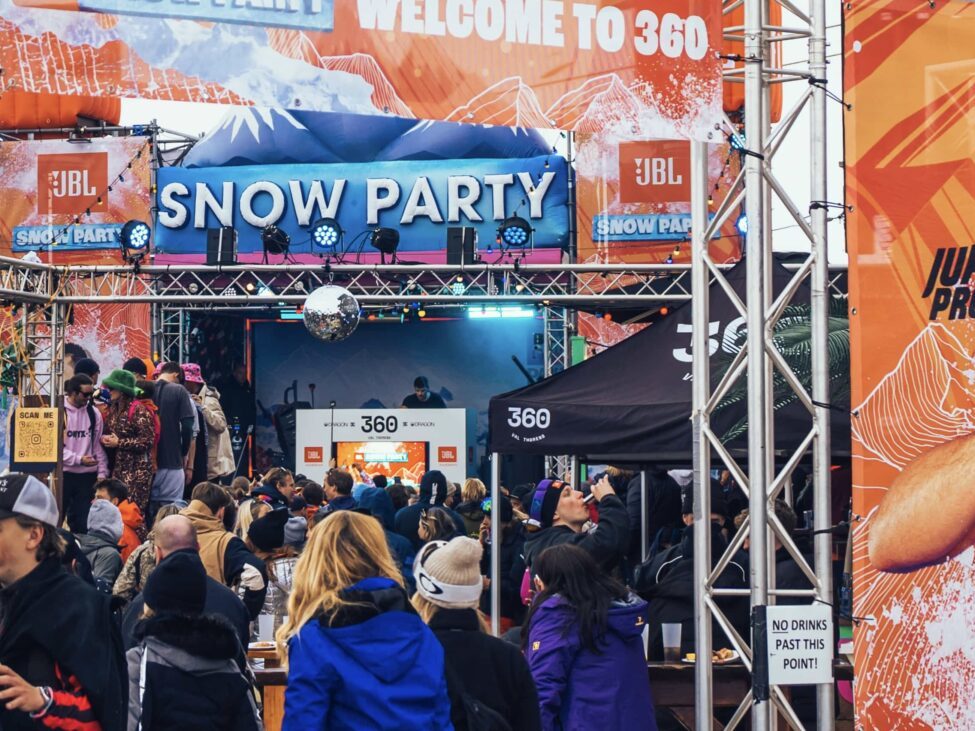 De entree van JBL Snow Party