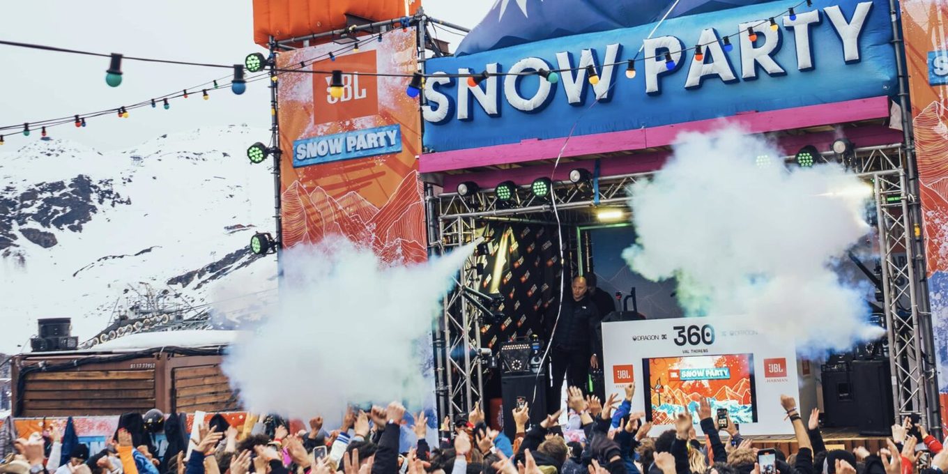Het podium van JBL Snow Party tussen de bergen
