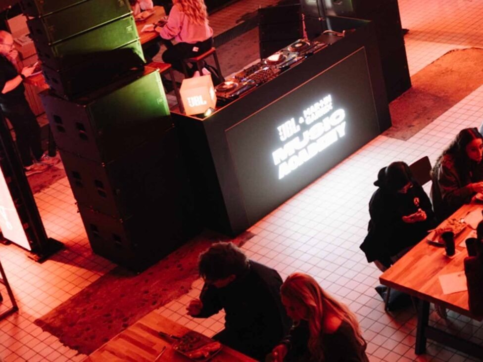 De dj-booth van de Music Academy, van bovenaf gezien