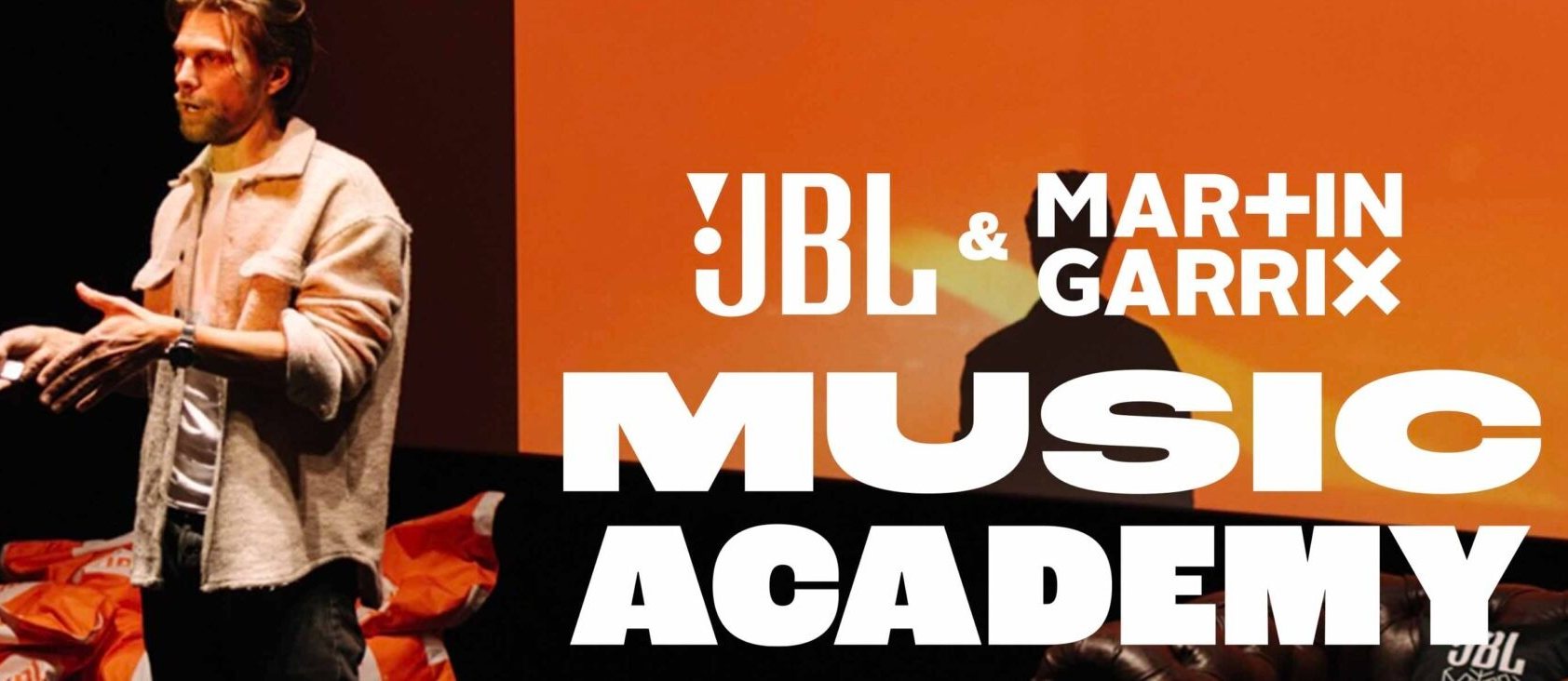 Spreker naast het logo van de JBL & Martin Garrix Music Academy