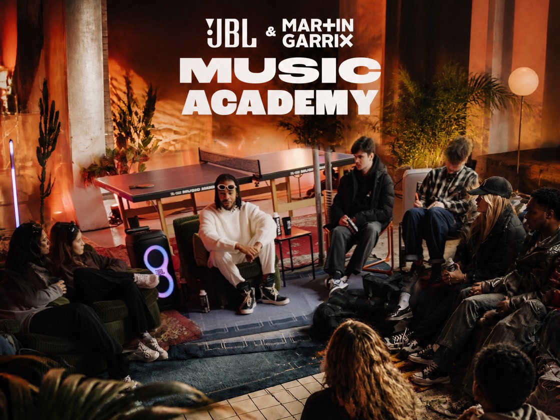 JBL & Martin Garrix Music Academy: deelnemers in een kring tijdens een sessie
